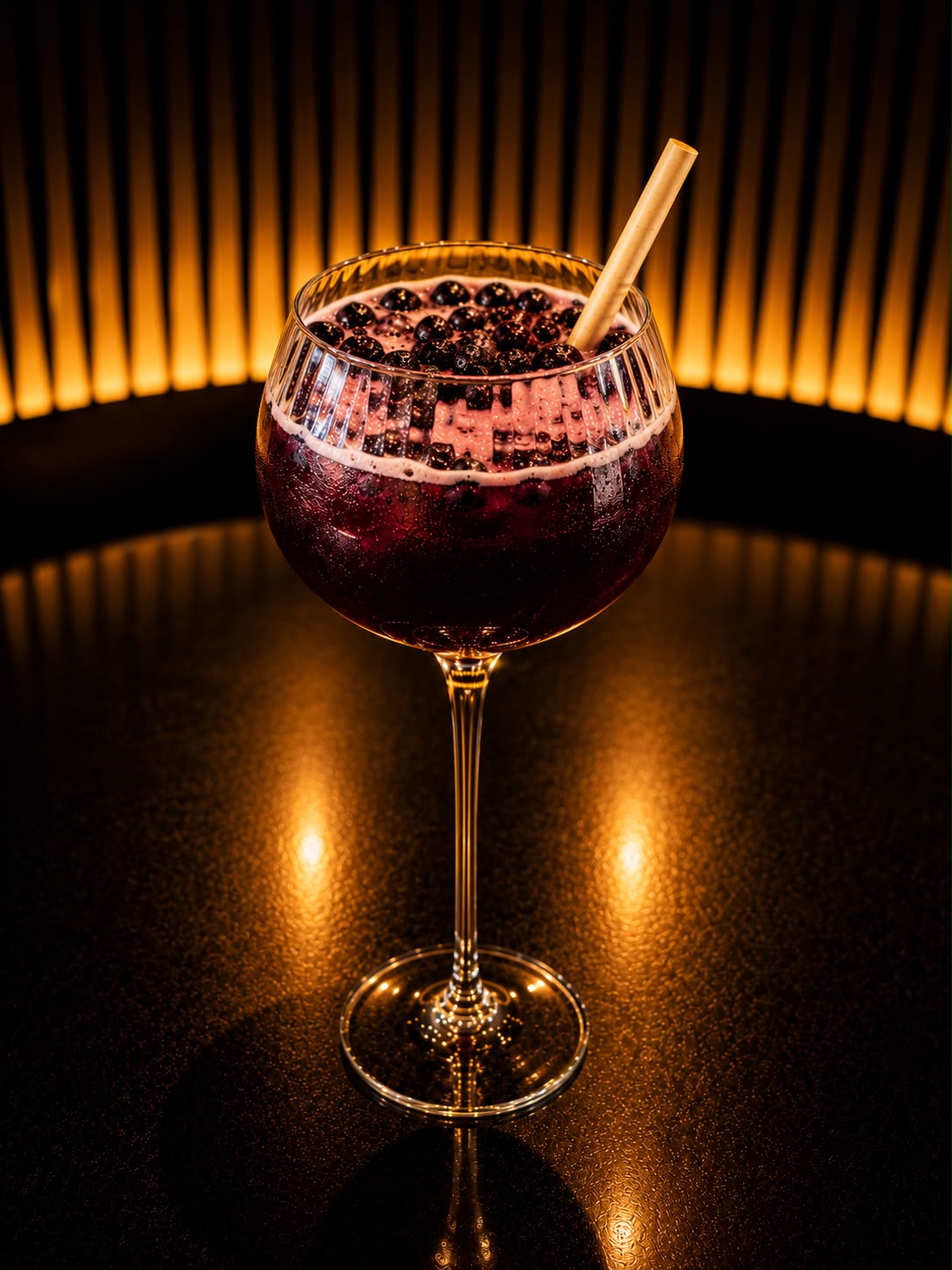 Le Blue Velvet, spritz violet profond couvert de myrtilles fraîches